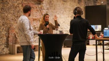 Fiere Stede interviewt Anne-Laure Van Bruaene in het Gravensteen (c)